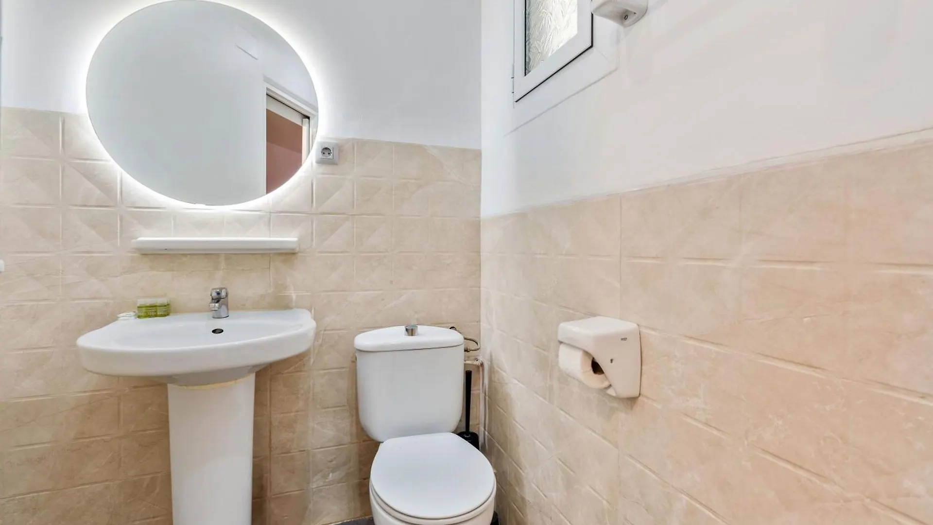 Destination Downtown - Ultra Central Barcelona Apartment